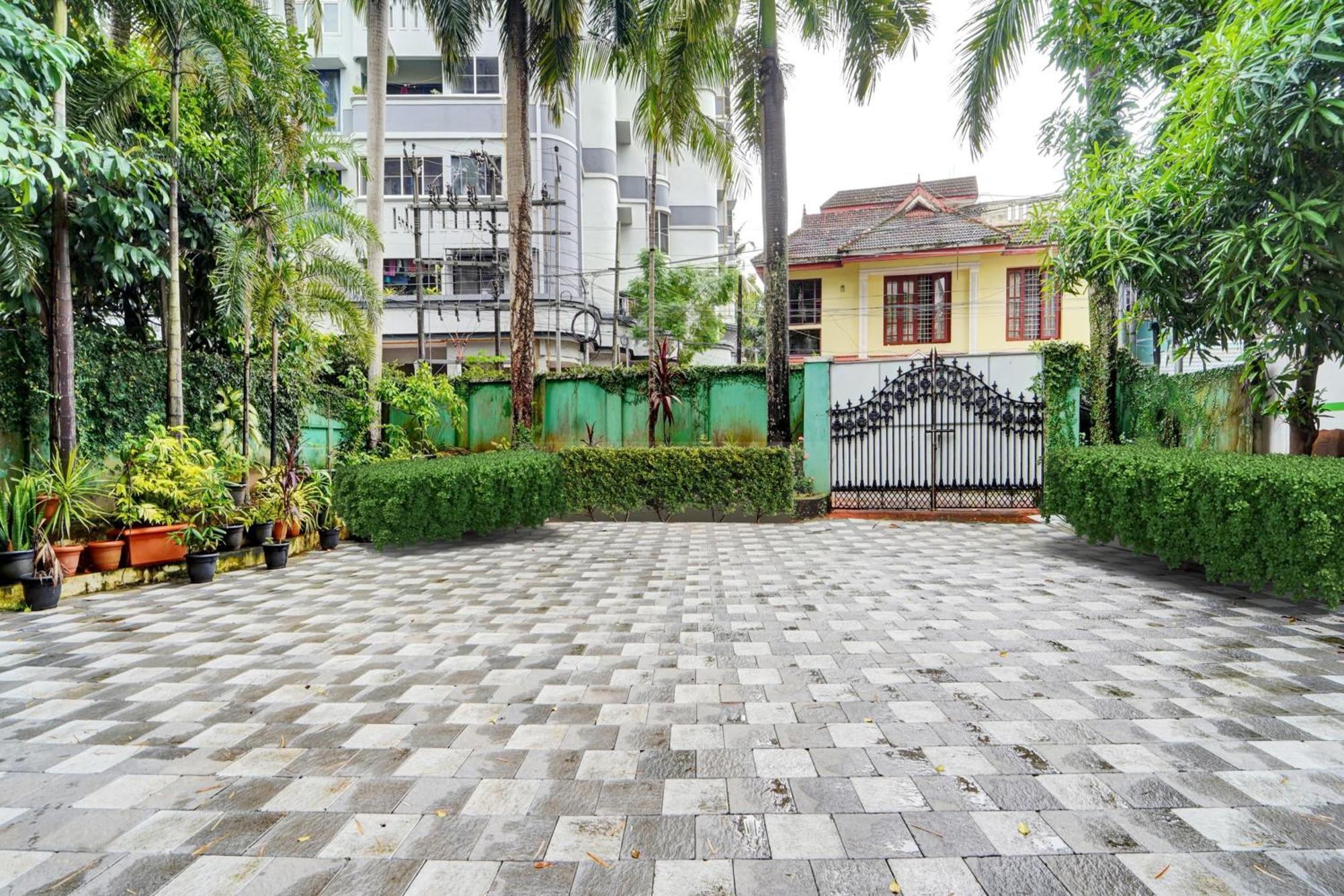 Super Collection O Vazhakkala Kakkanad Formerly Heaven Gardens Hotel Kochi Exterior photo